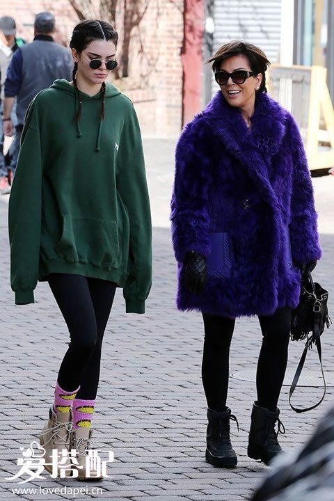 Kendall Jenner(左)超长袖帽T「下身失踪」look。